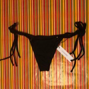 Selling a large Coulbourne BOA bottom NWT